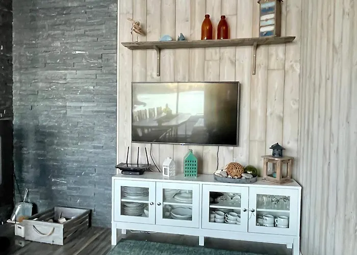 6 Person In Huglo-by Traum *